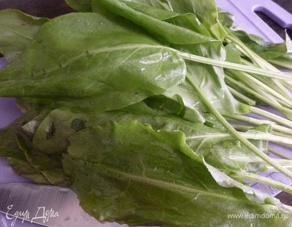 Подготовить ингредиенты для окрошки. Яйца и картофель сварить и охладить. Куриные бедра или другую часть курицы сварить с лавровым листом и душистым перцем. Грудка имеет довольно нейтральный вкус, поэтому я в окрошку кладу бедра или окорочка, в них мясо ароматнее. Щавель хорошо промыть, обрезать черенки и мелко нарезать.