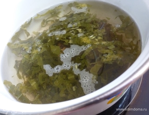 Оставить охладиться. Можно поставить в холодильник, естественно, когда отвар слегка остынет.