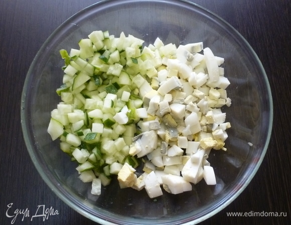 Нарезать свежий огурец и вареные яйца.