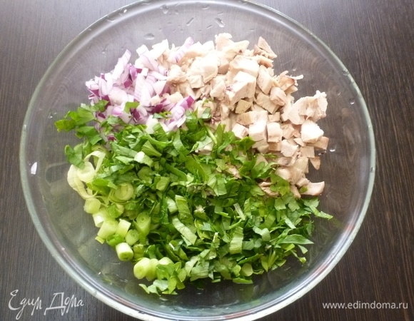 Мелко нарезать сладкий лук и зелень. Нарезать кубиком вареную курицу.