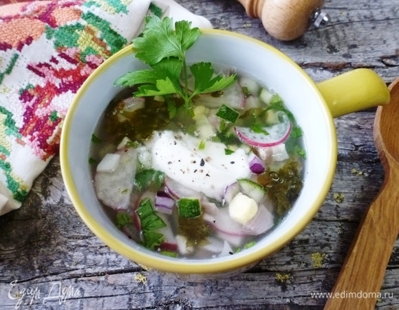 Разложить нарезку по тарелкам, залить холодным щавелевым отваром. Посолить, поперчить по вкусу, добавить сметану. Приятного аппетита!