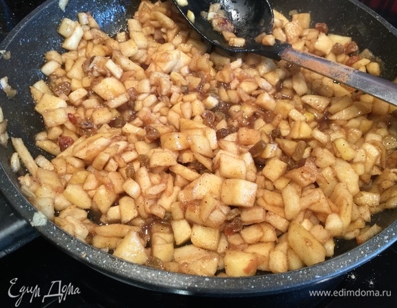 Когда яблоки дадут сок, добавьте корицу и изюм, продолжайте готовить, пока не выпарится вся жидкость и яблочки не станут карамельными.