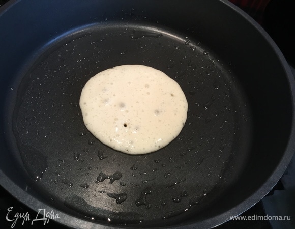 Набирайте тесто маленьким половником и выливайте на сковороду. Пожарьте небольшие блины на смазанной растительным маслом сковороде только с одной стороны.