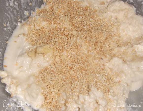 Соединить масло, муку, соль, воду. Замешивая тесто, добавить кунжут.