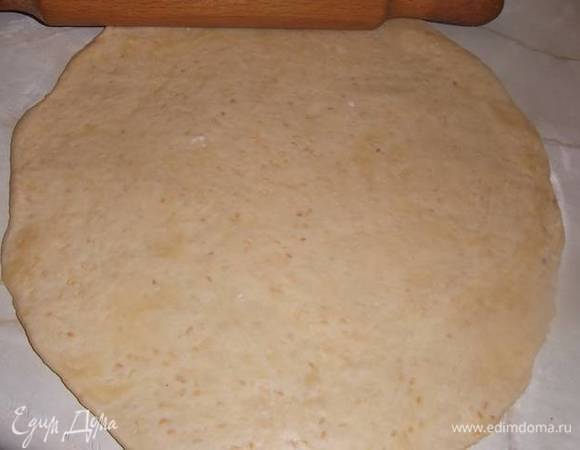 Тесто раскатать в пласт.