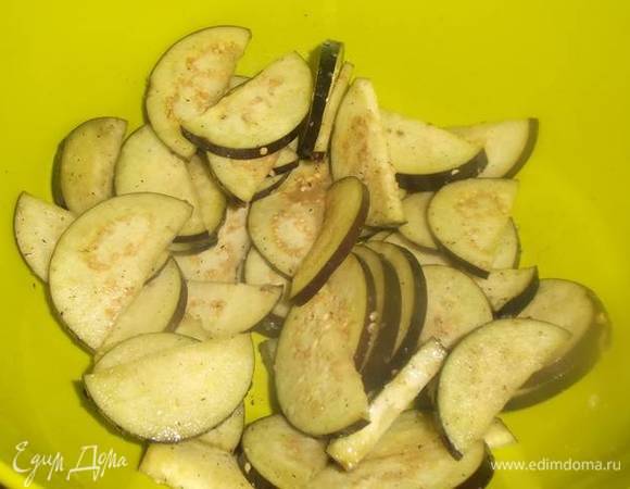 Баклажан нарезать полукольцами. Посолить, поперчить. Смешать с растительным маслом. Оставить минут на 30 для маринования.