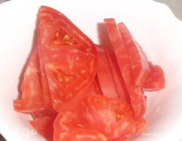Помидор также нарезать полукольцами.