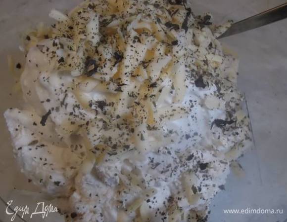 Творог соединить со сметаной, натертым сыром, солью и сушеным базиликом. Перемешать.
