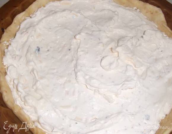 Выложить творожную массу в форму.