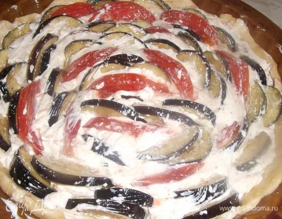 Сверху уложить овощи срезом вниз. Смазать оставшимся соусом от маринования баклажана.