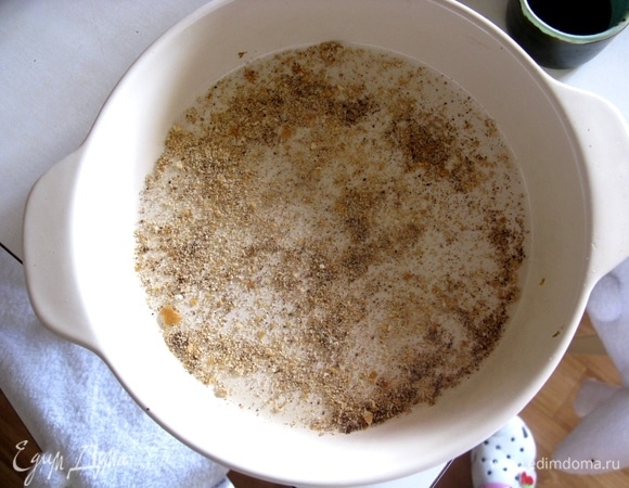 Посыпать крошкой или панировочными сухарями, чтоб запеканка хорошо вынималась, либо застелить пергаментом дно формы для запекания.