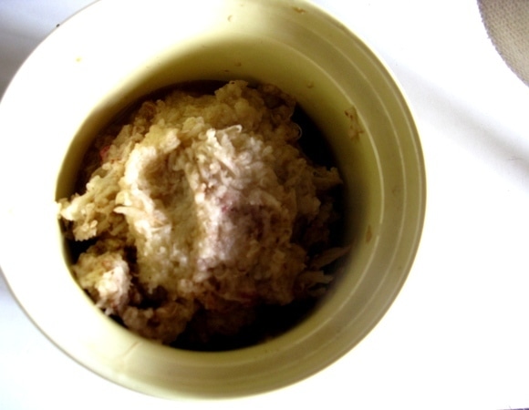 Натереть картофель на мелкой терке.