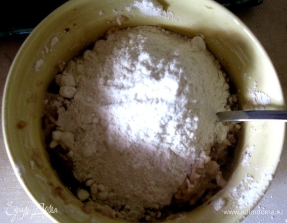 Смешать с яйцом и мукой.