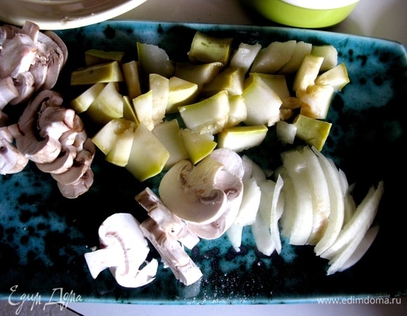 Нарезаем начинку.