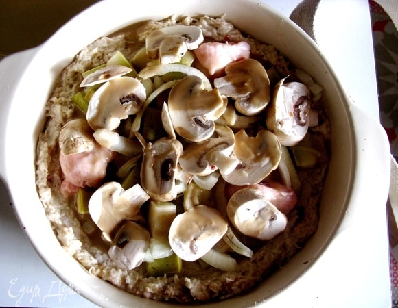 Укладываем и ставим в разогретую до 180°C духовку на 25 минут.