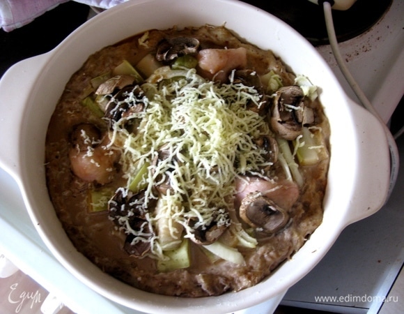 Посыпать сыром.