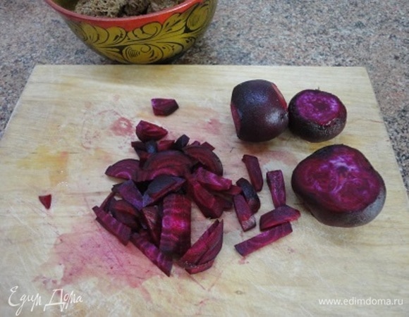 Свеклу очистить, нарезать мелкими кубиками. Я даже нежную кожицу не счищала.