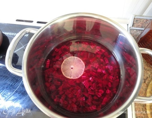 Залить холодной водой (5 стаканов), добавить лимонный сок (можно и кусочек лимона, чтобы сохранился цвет бульона и свеклы), закрыть плотно крышкой и варить при слабом кипении 30–40 минут.