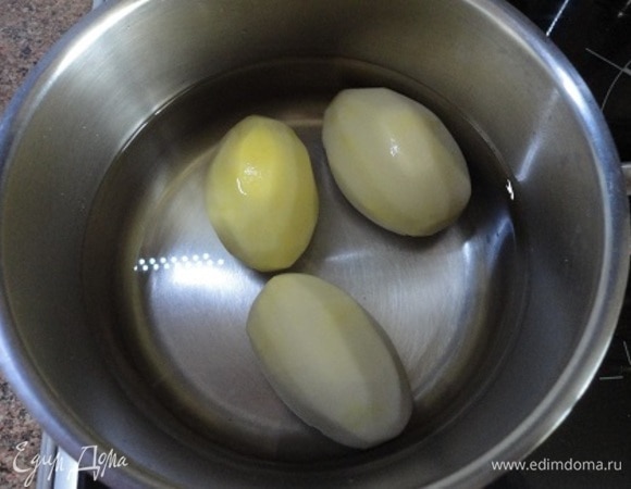 Картофель очистить. Не разрезая залить 3 стаканами холодной воды и отварить. Картофель извлечь из отвара и нарезать кубиками. Отвар охладить и смешать с охлажденным свекольным отваром.