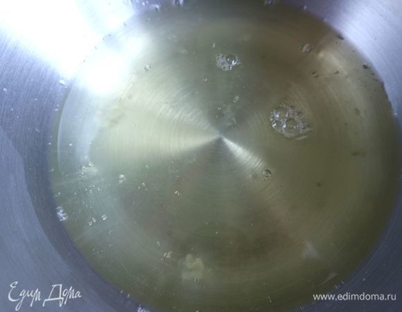 Отделить белки от желтков. В белки не должно попасть ни частицы желтков. Белки оставить под пленкой в холодильнике на сутки. Затем белки достать из холодильника и дать постоять в течение 2 часов при комнатной температуре. На поверхности белков кое-где появятся небольшие пузырьки.