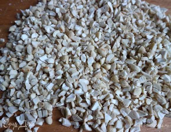 Порубить до средней крошки. Застелить две формы диаметром 20 см. бумагой для выпечки (дно и борта). Духовку разогреть до 150°C.