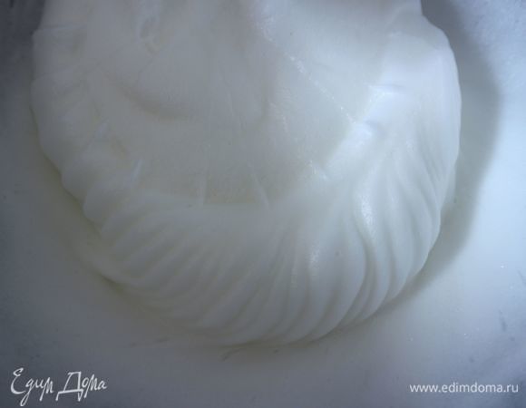 Белки взбить с щепоткой соли. Добавить партиями сахарный песок (55 г), ванильный сахар (можно использовать ванилин), не переставая взбивать. После взбивания должна получиться густая масса, на поверхности белков должен быть виден четкий след от взбивания.
