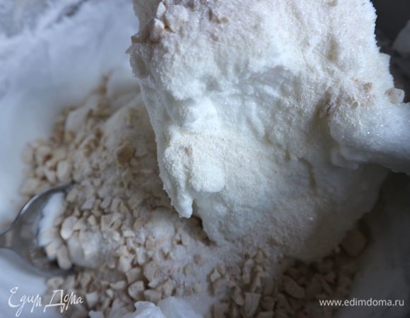 Аккуратно (партиями) подмешать смесь кешью с мукой и сахаром, стараясь сохранить воздушную структуру массы.