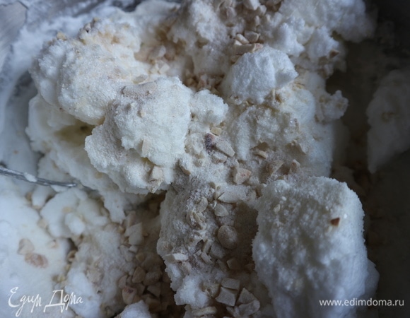 Когда введете одну партию кешью с сахаром и мукой, надо перемешать бережно, затем добавить другую партию орехов и т.д.