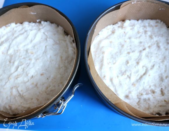 Поместить белково-ореховую массу в две формы, количество массы в формах должно быть примерно равное. Отправить формы в духовку на 2 часа. Формы нужно расположить на один уровень духовки. Через 1 час после начала выпечки температуру можно понизить до 140°C.