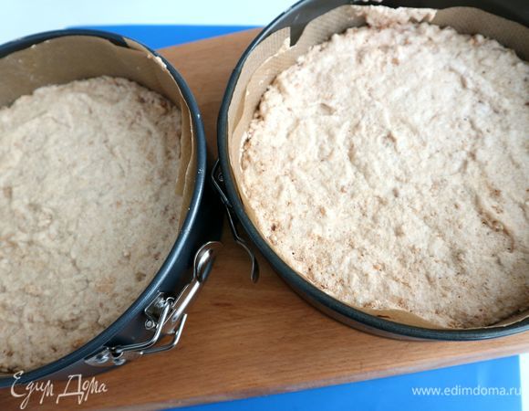 Вынуть коржи, дать полностью остыть. Оставить коржи на сутки, формы с ними надо затянуть пленкой.