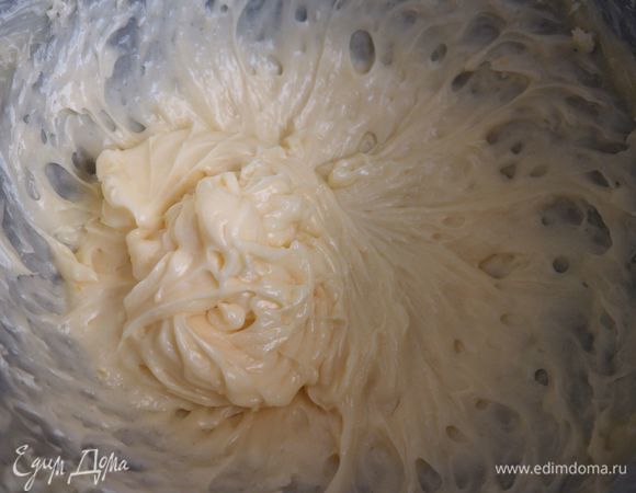 Сливочное масло и ванильный сахар взбить миксером на высоких оборотах (7–10 минут). Во время взбивания масло обогатится кислородом, увеличится в размере. Теперь постепенно (по 1 ст. л.) добавлять к взбитому сливочному маслу яично-молочный сироп. Взбивать масло с сиропом до тех пор, пока масса не станет однородной. Крем после взбивания легкий, воздушный, нежный. Крем шарлотт очень чувствителен к высоким температурам, поэтому лучше с ним работать в прохладном помещении, торты, приготовленные с этим кремом, подаются к столу из холодильника.