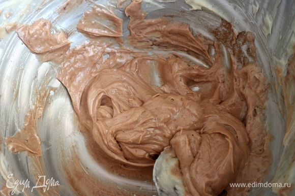 От полученного крема отделить часть (чуть меньше половины от общего количества, примерно 2/5 части), добавить какао-порошок, взбить.