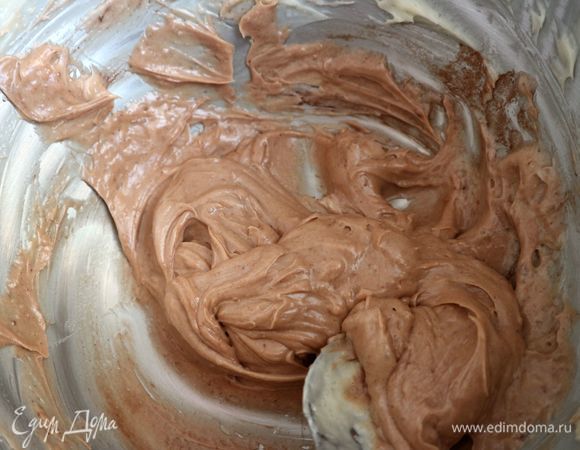 От полученного крема отделить часть (чуть меньше половины от общего количества, примерно 2/5 части), добавить какао-порошок, взбить.