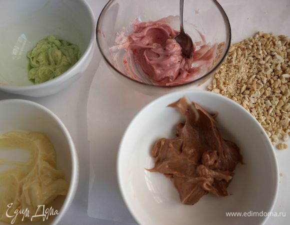 Отделить часть от белого крема в 2 миски по 1 ст. л. в каждую. В одну часть крема добавить вишневое варенье, без ягод, перемешать. В другую 0,6 ч. л. сока шпината или щавеля, перемешать.