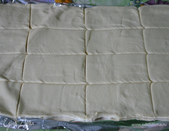 Тесто раскатайте в пласт, нарежьте его на полоски.