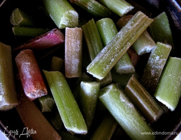 Секрет в том, что если перед использованием ревень заморозить, то варенье готовится в разы быстрее и дополнительно жидкость добавлять не нужно.