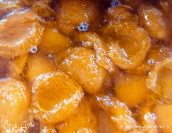 Варим конфитюр до желаемой густоты, помешивая периодически деревяной ложкой.