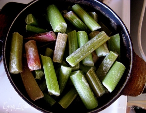 Кладем ревень в казанок или кастрюлю для запекания, добавляем сахар и специи, ставим в предварительно разогретую до 180°C духовку на 20 минут.