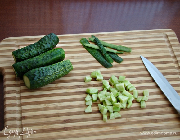 Огурчики очистить от кожуры и нарезать на небольшие кубики. Если огурчики больше размером, то их потребуется 2–3 штуки.