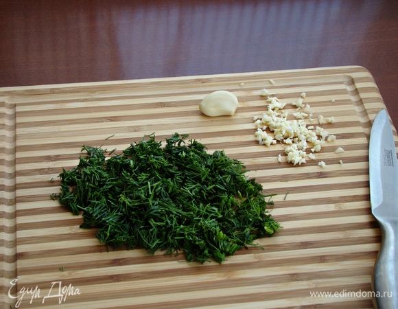 Чеснок и укроп измельчить.