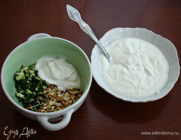 В миске смешать огурцы, укроп, орешки и натуральный йогурт. Если суп получился слишком густым, можно добавить немного газированной воды или обычной.