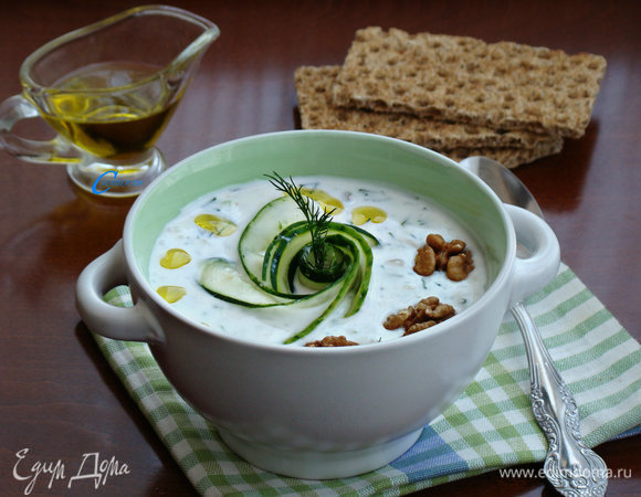 Вот и все — вкусный сытный летний супчик готов! Перед подачей полить небольшим количеством оливкового масла и посыпать кусочками грецких орешков.