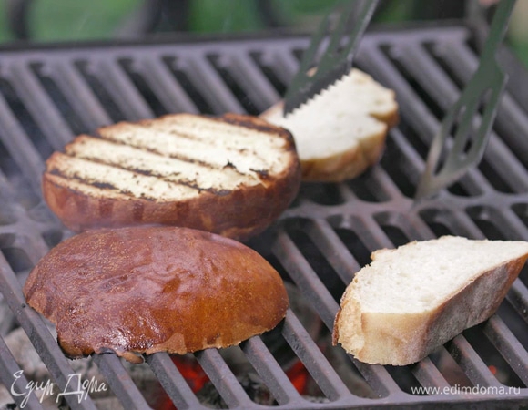 Бриошь разрезать на 2 части, багет нарезать на кусочки. Подсушить хлеб на гриле с 2-х сторон.