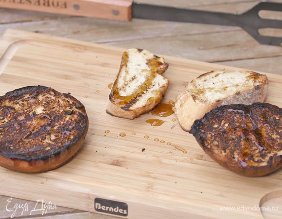 Обжаренный хлеб сбрызнуть кленовым сиропом.