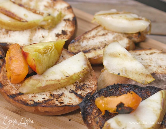 Фрукты снять с огня и выложить на хлеб.