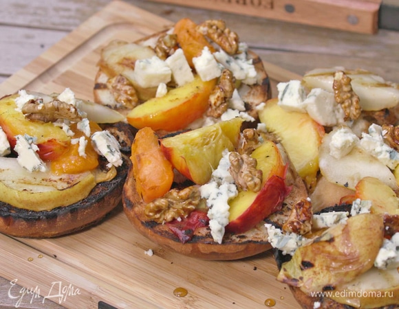 Добавить к фруктам поломанную на кусочки горгонзолу и орехи, закарамелизированные в меду.