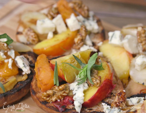 Перед подачей посыпать брускетты нарезанным тархуном.