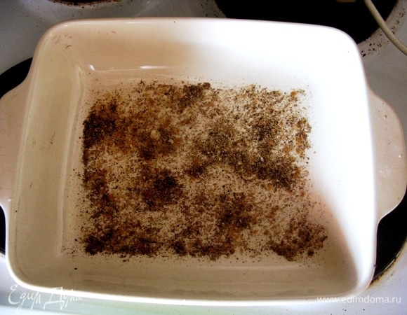 Берем форму для выпекания и либо выкладываем пергаментом, либо присыпаем панировкой.