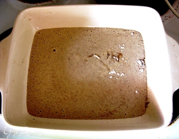 Яйцо взбиваем миксером, смешиваем с мукой и вливаем в форму. Тесто должно быть жидким.