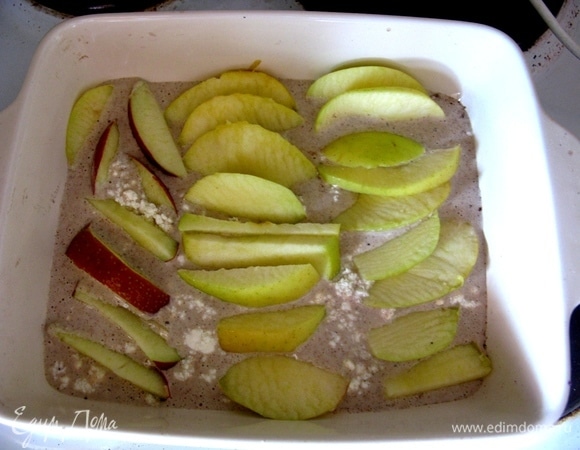 Укладываем яблочки, присыпаем творожком. Добавляем специи.
